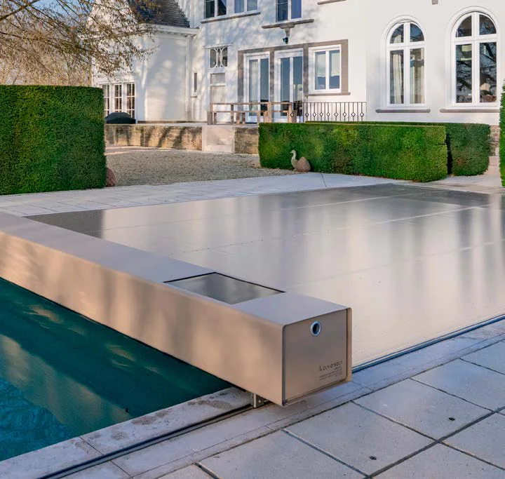 Coverseal an einer Villa, Metallic-Optik