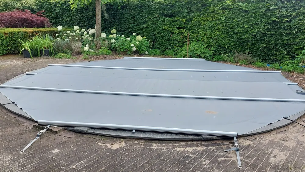 Sicherheitsabdeckung Modell Standard auf einem Pool im Garten
