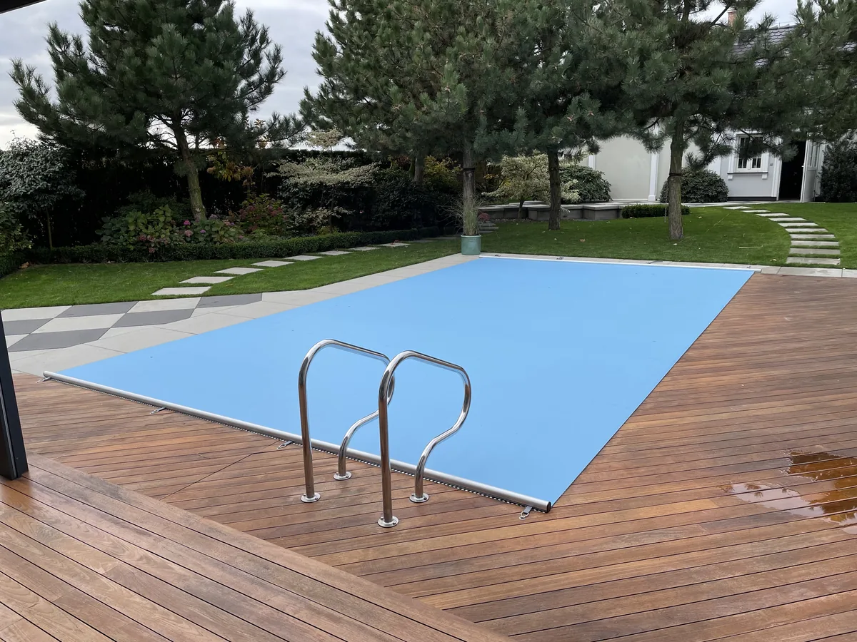 Sicherheitsabdeckung auf einem Pool mit Holzdeck